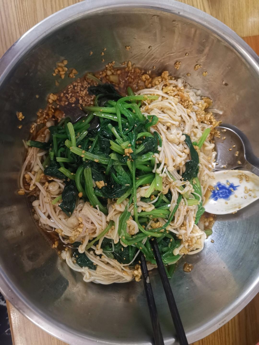 解馋减脂餐！酸辣开胃又下饭的菠菜拌金针菇