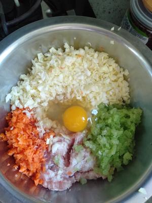猪肉，胡萝卜，圆白菜，芹菜馄饨的做法 步骤1