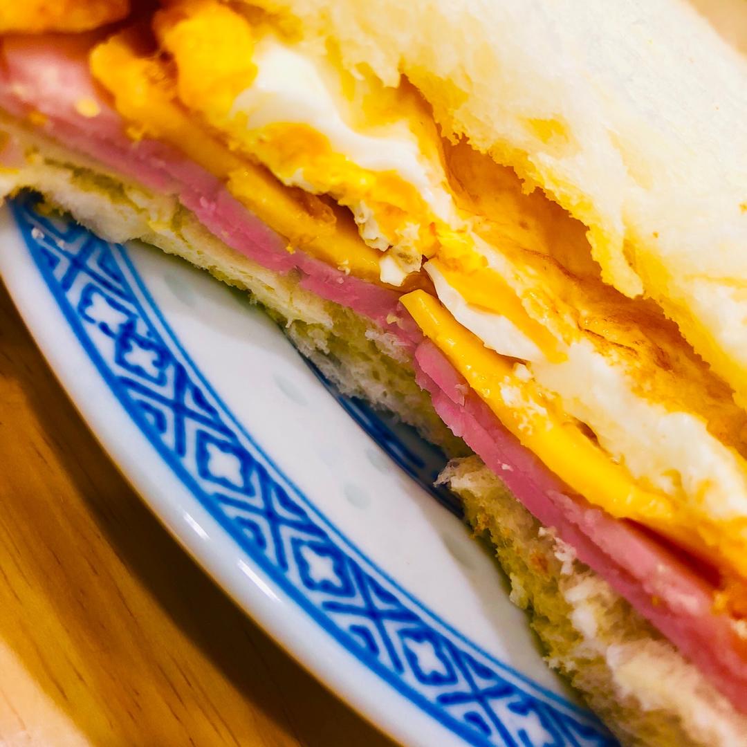 早餐：面包夹鸡蛋
