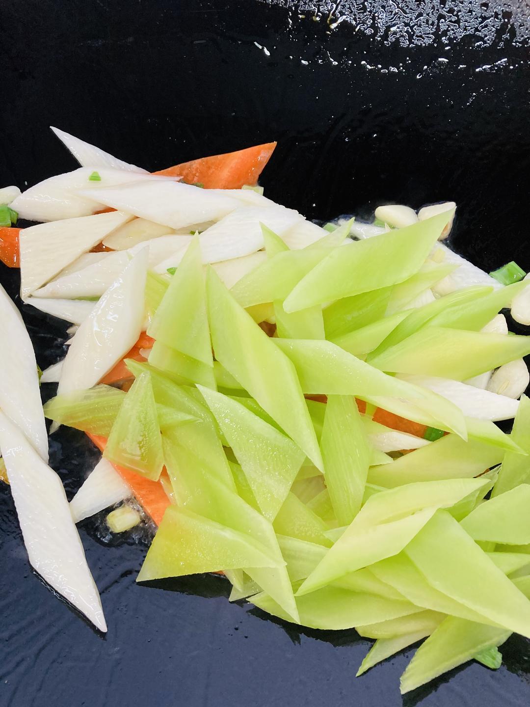 山藥青筍炒木耳的做法 步驟4