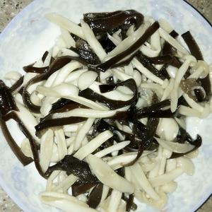 海鲜菇清炒黑木耳的做法 步骤1