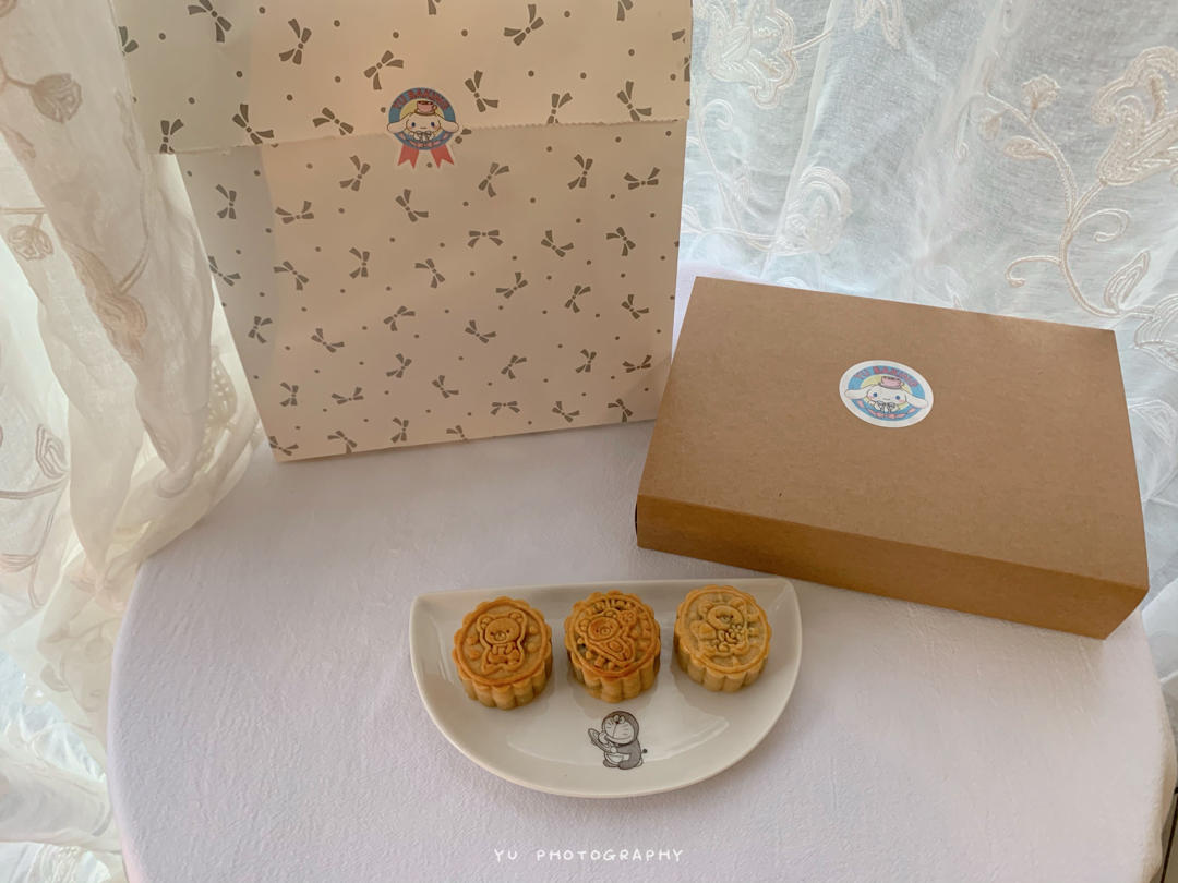 黑芝麻蛋黄月饼