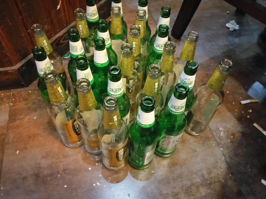 今晚喝嗨了两个人一堆,反正包厢里脚跟头全是酒瓶……  于