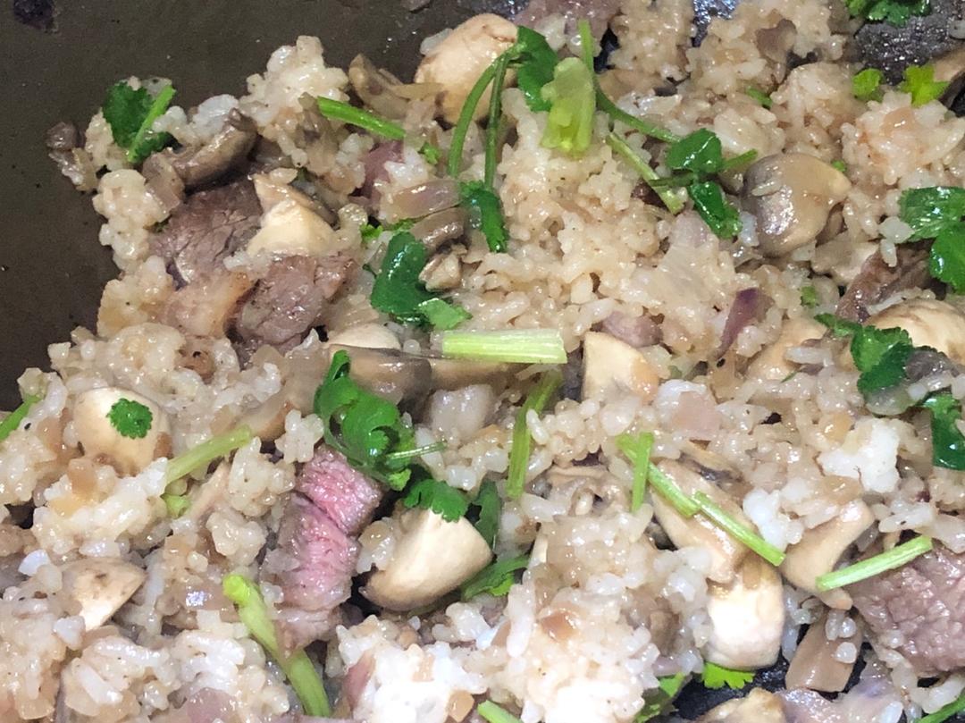 蒜香牛排蘑菇炒饭
