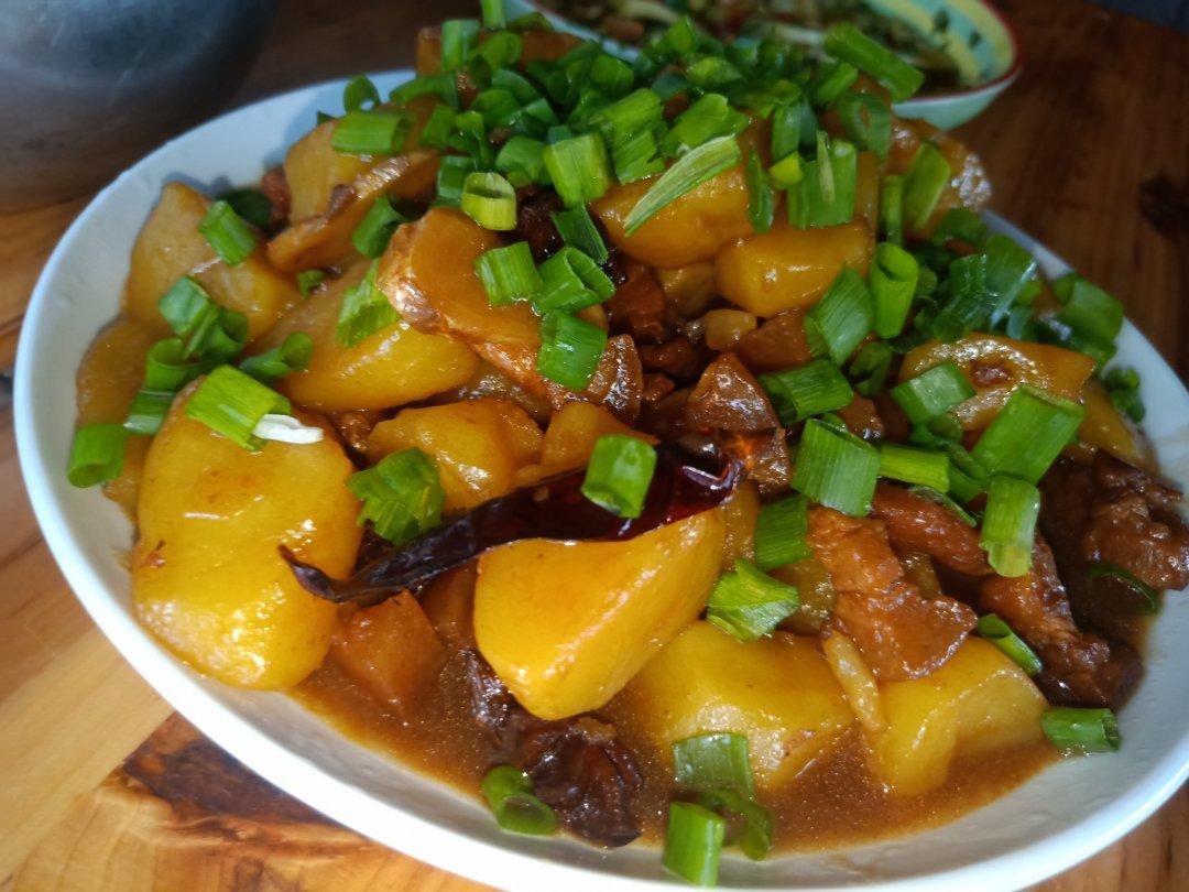 红烧肉炖土豆