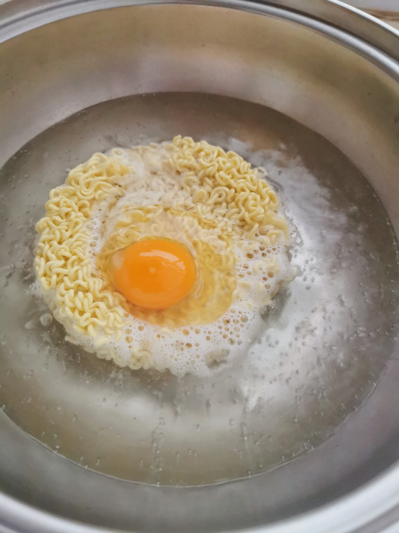 煮面放鸡蛋不粘锅小技巧的做法