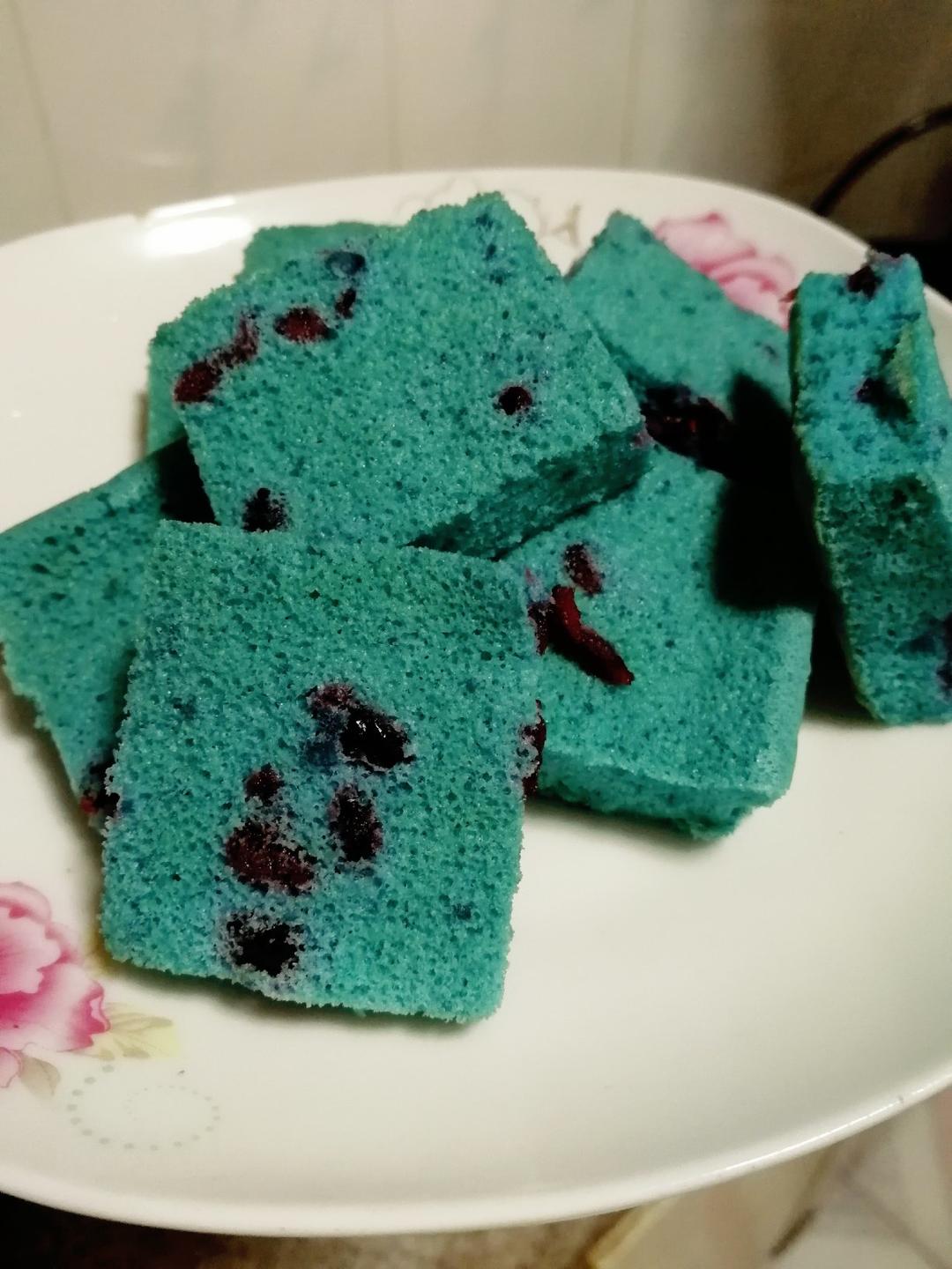 清新的蝶豆花蔓越莓蛋糕卷