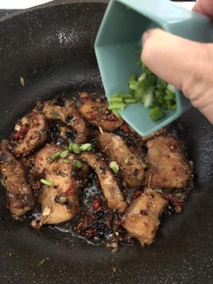 香葱豆豉焖鱼腩的做法 步骤7