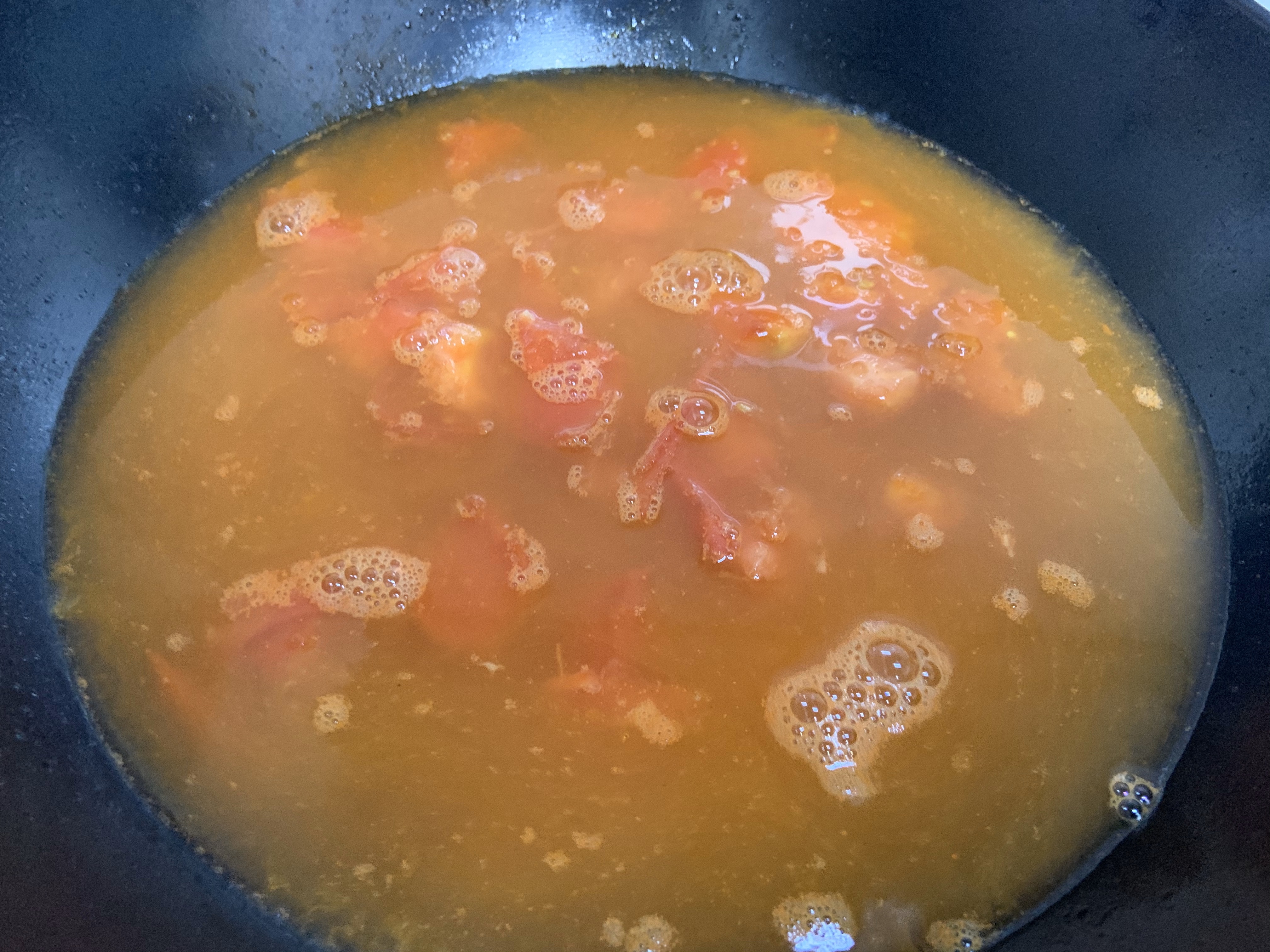 超快的番茄金针菇肥牛煲的做法 步骤5