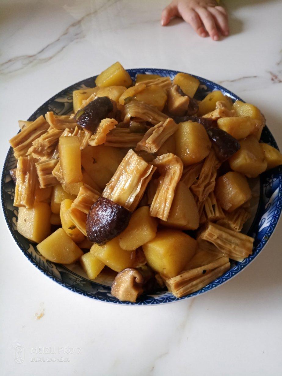 红烧土豆香菇腐竹