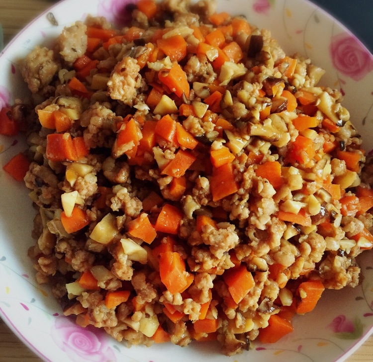 红萝卜青椒香菇炒肉末