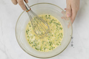 【快手早餐】鸡蛋葱花卷饼的做法 步骤3