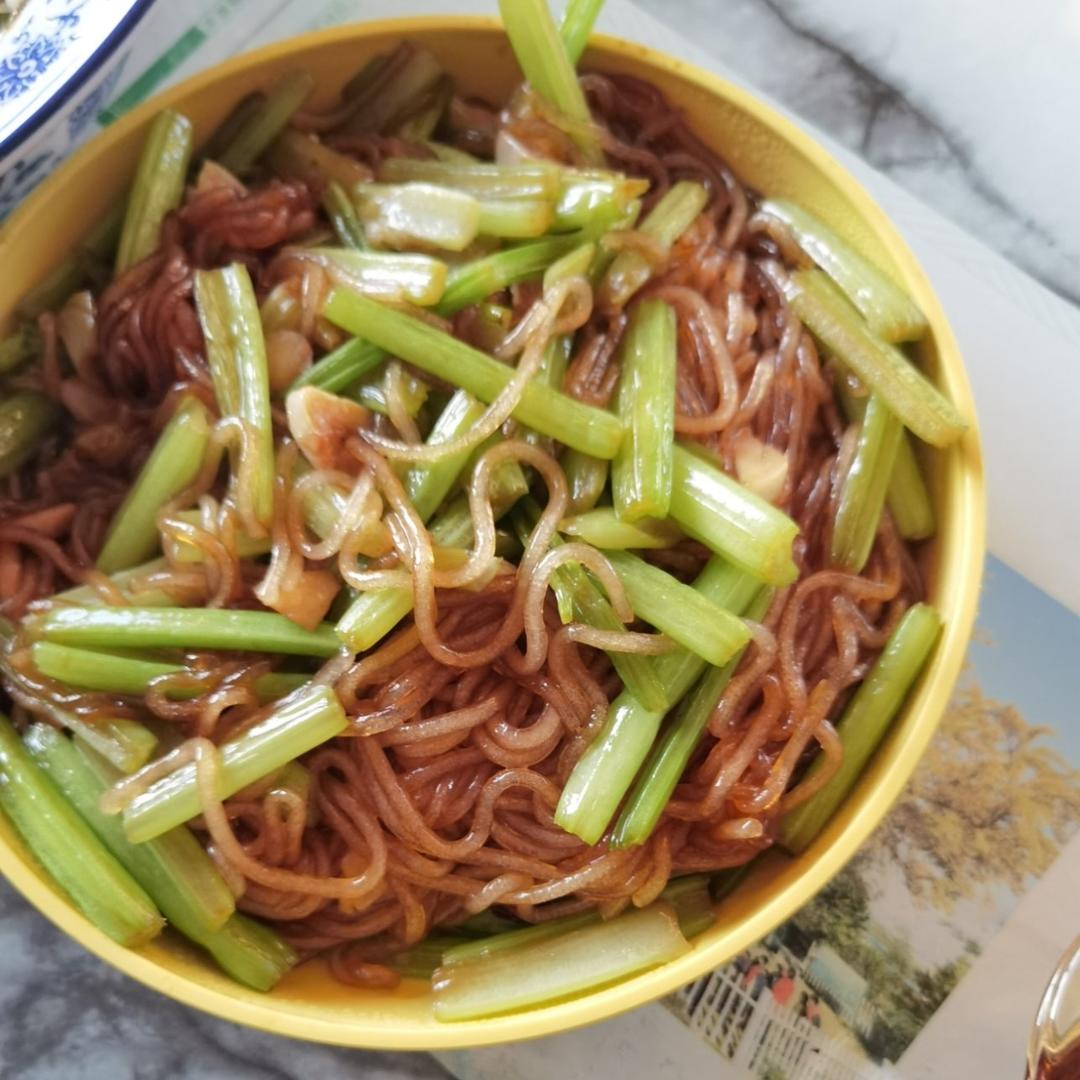 芹菜炒粉条(故乡的味道)