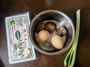 香菇抱蛋（蒸蛋羹）的做法 步骤1