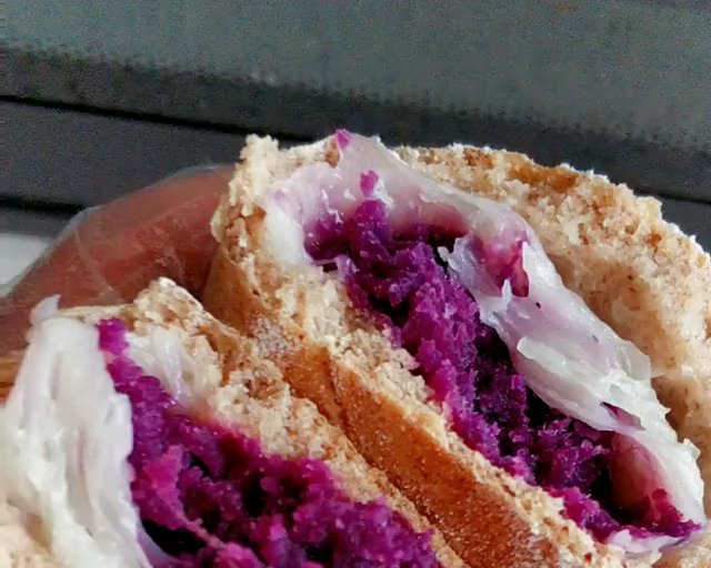 全麦麻薯紫薯馅欧包，放了黑麦粉，这样做口感软软的，是非常减脂健康的面包，当早餐或者饿了当加餐都是棒棒啦🤗的做法