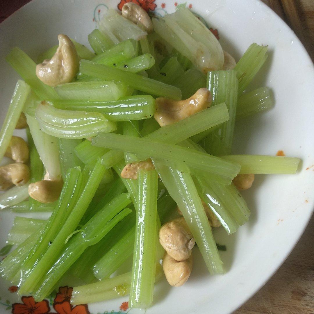 清炒芹菜腰果