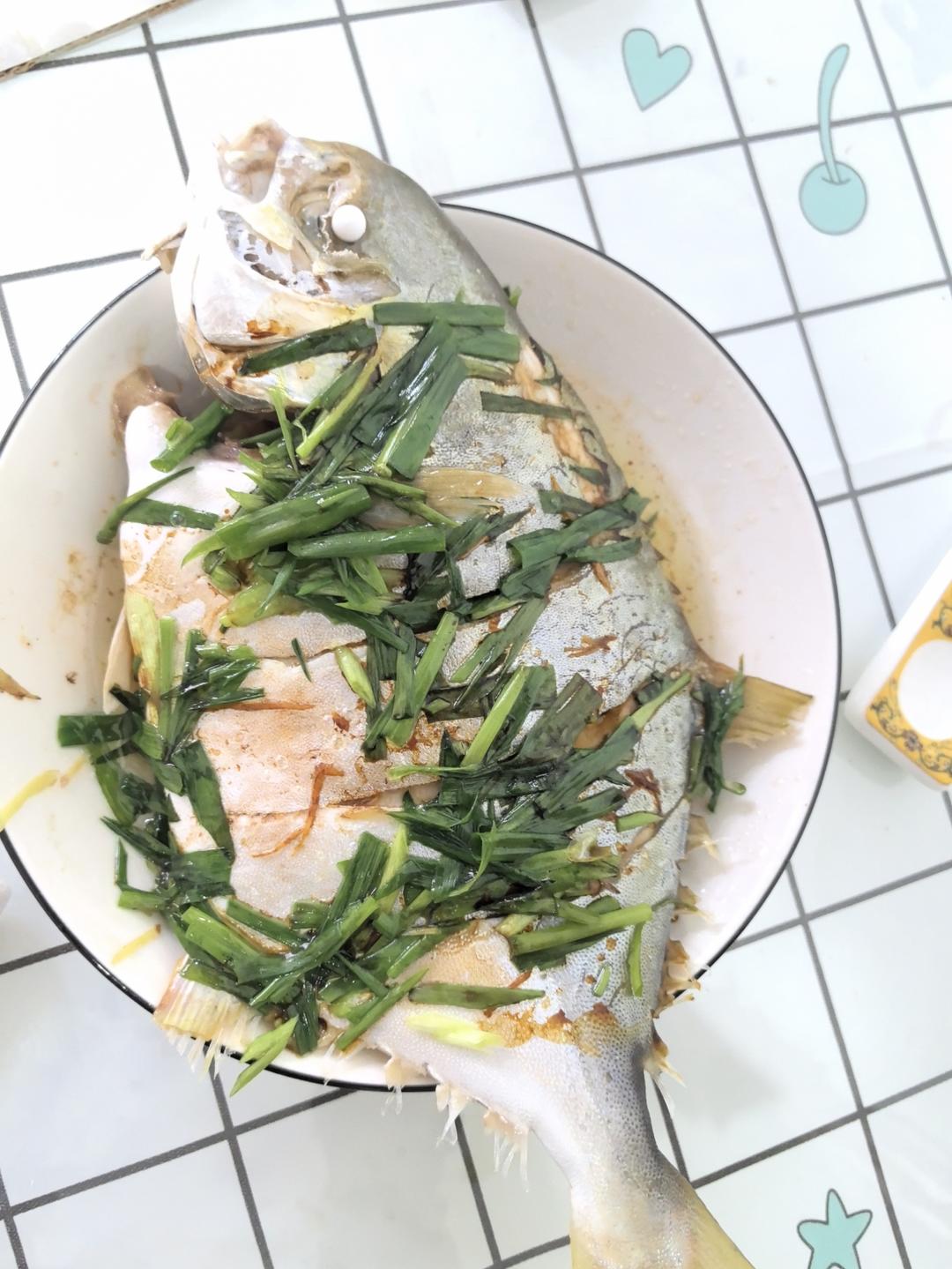 清蒸金鲳鱼，简单易做，年夜饭必备的一道菜，年年有余！