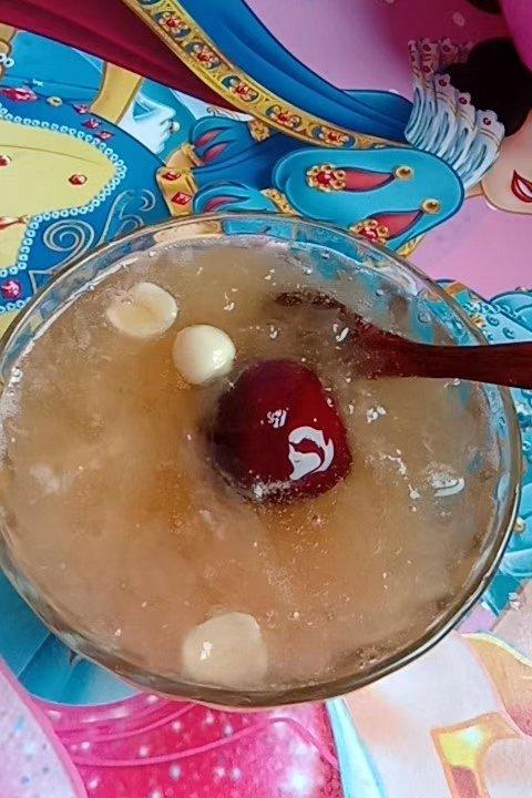 冰糖银耳莲子羹。（内附电饭煲做法）