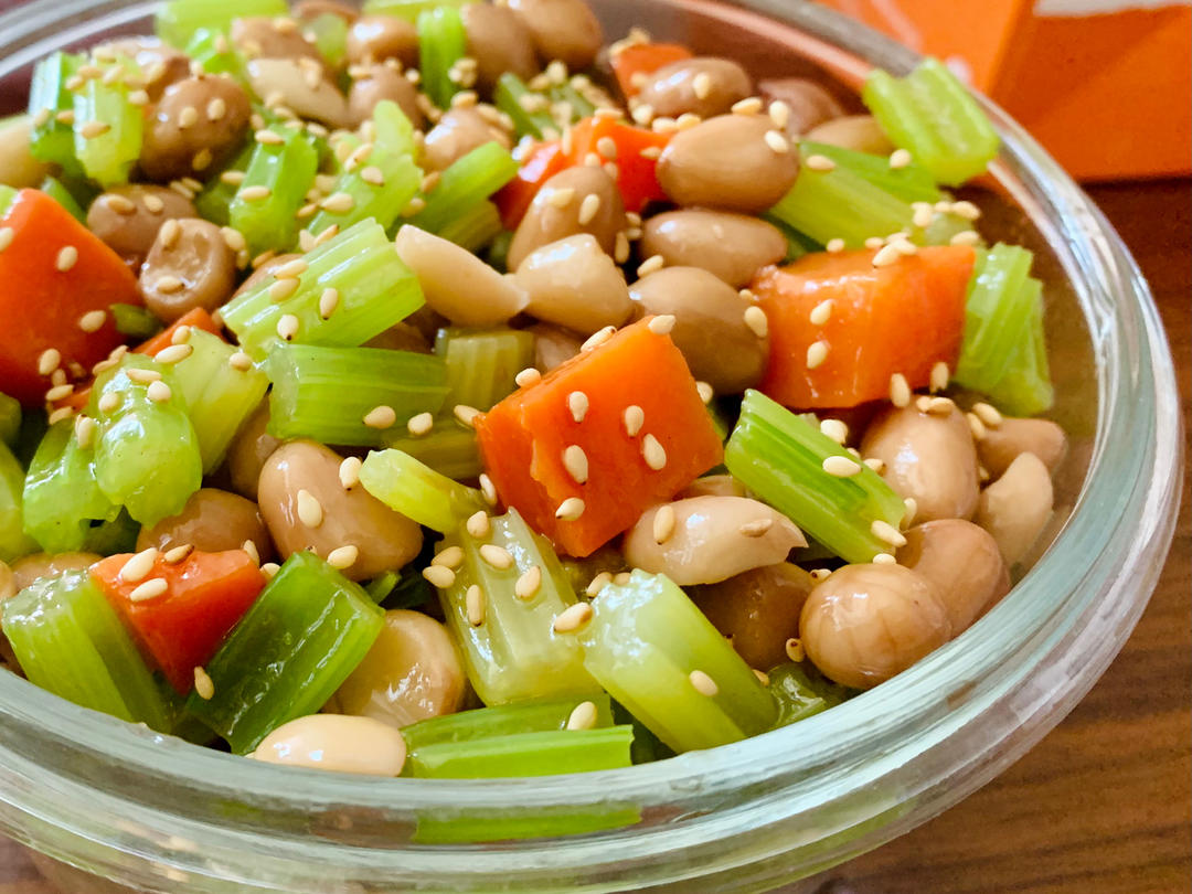 微微rz做的凉拌芹菜花生米胡萝卜