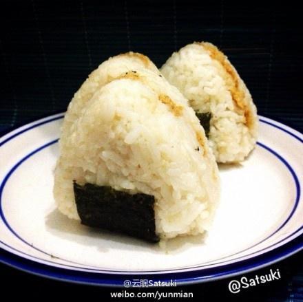 日式海苔肉松饭团的做法