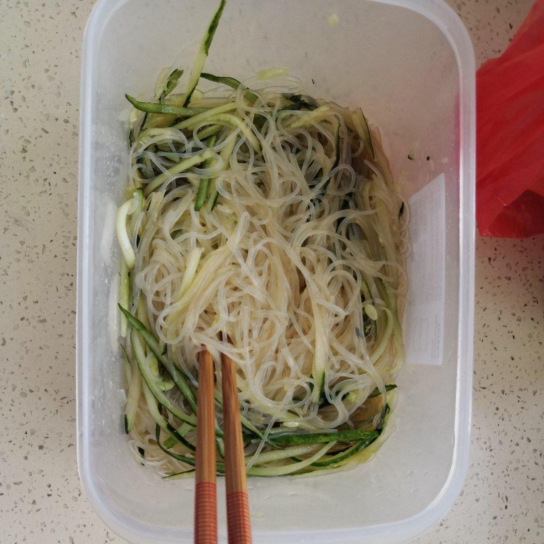 凉拌黄瓜配粉丝