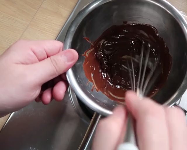 酒心熔岩巧克力蛋糕的做法 步骤2