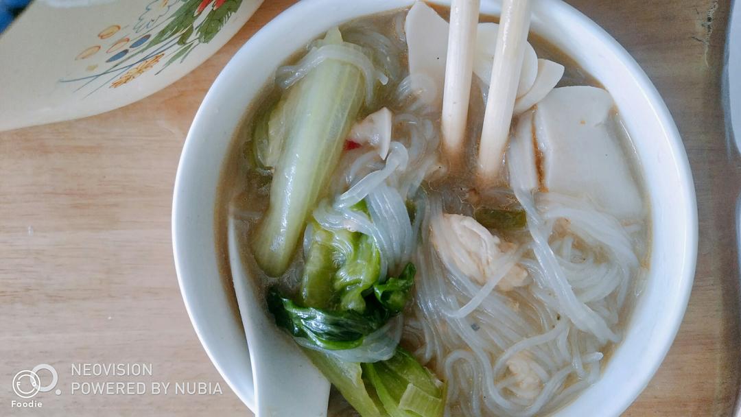 鸡胸肉杏鲍菇粉丝蔬菜汤