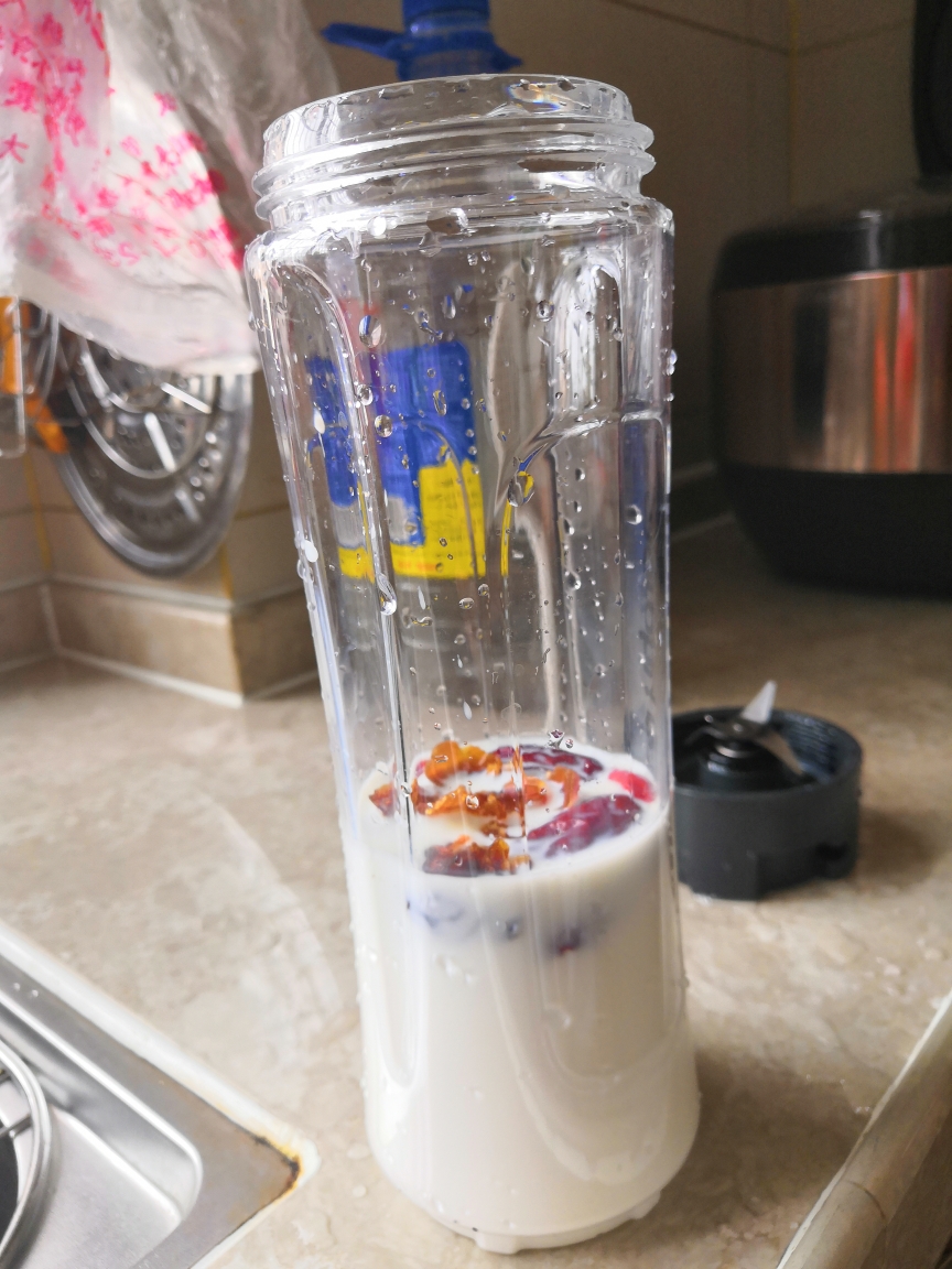 养生桂圆枸杞红枣牛奶的做法 步骤1