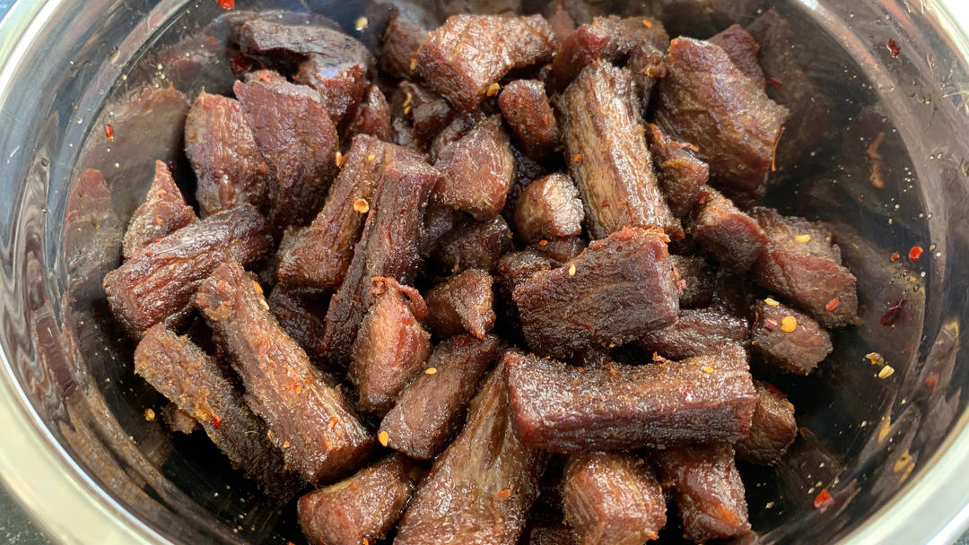 卢大魔王的麻辣手撕牛肉【注意附近探头探脑的小动物