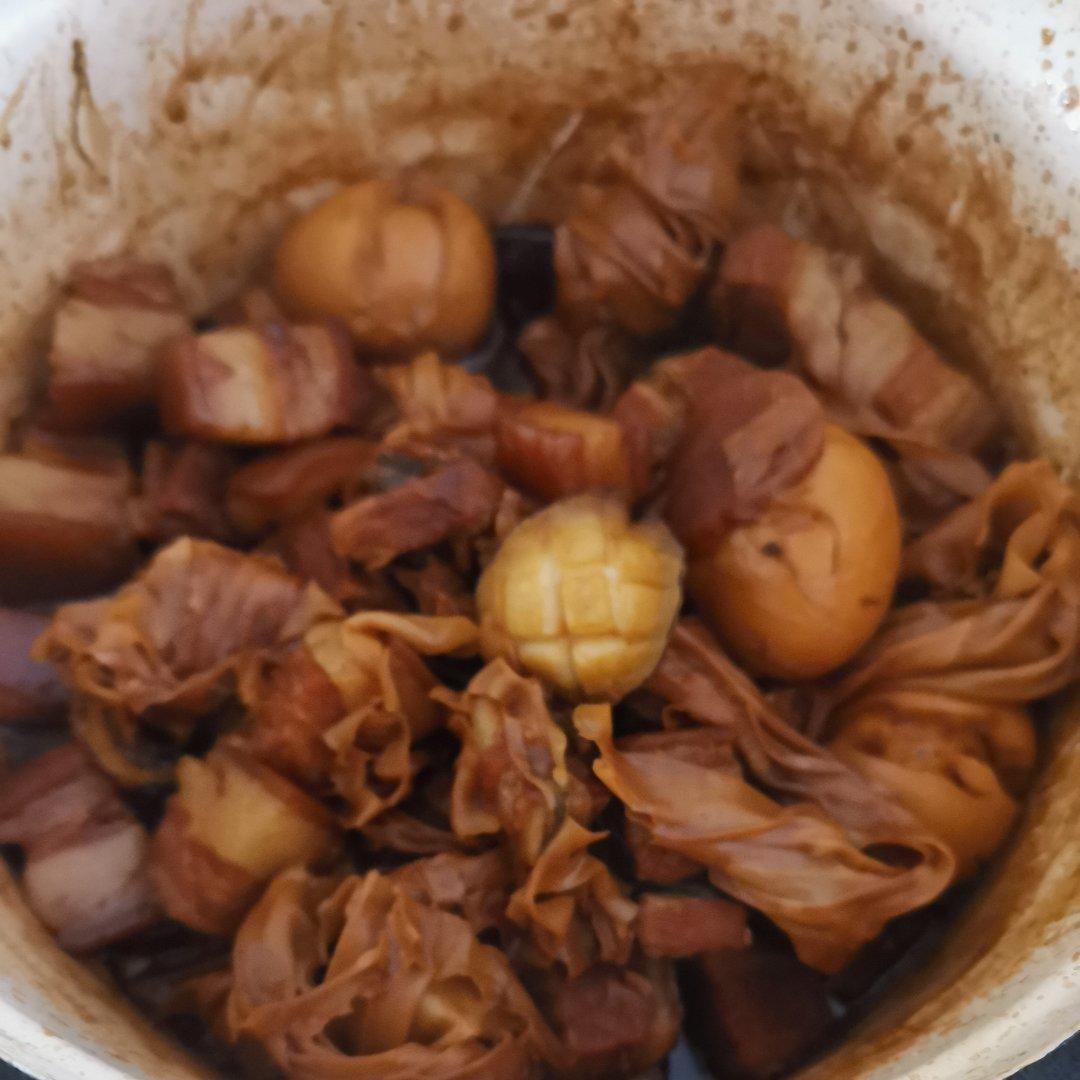 豆皮结卤蛋红烧肉
