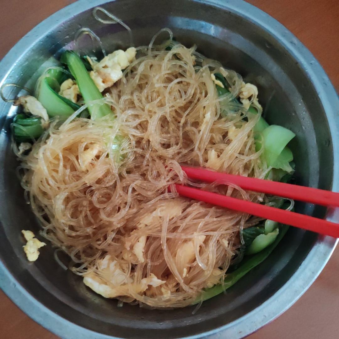 做鸡蛋炒粉丝，千万不要直接炒，多加一步，好看又好吃