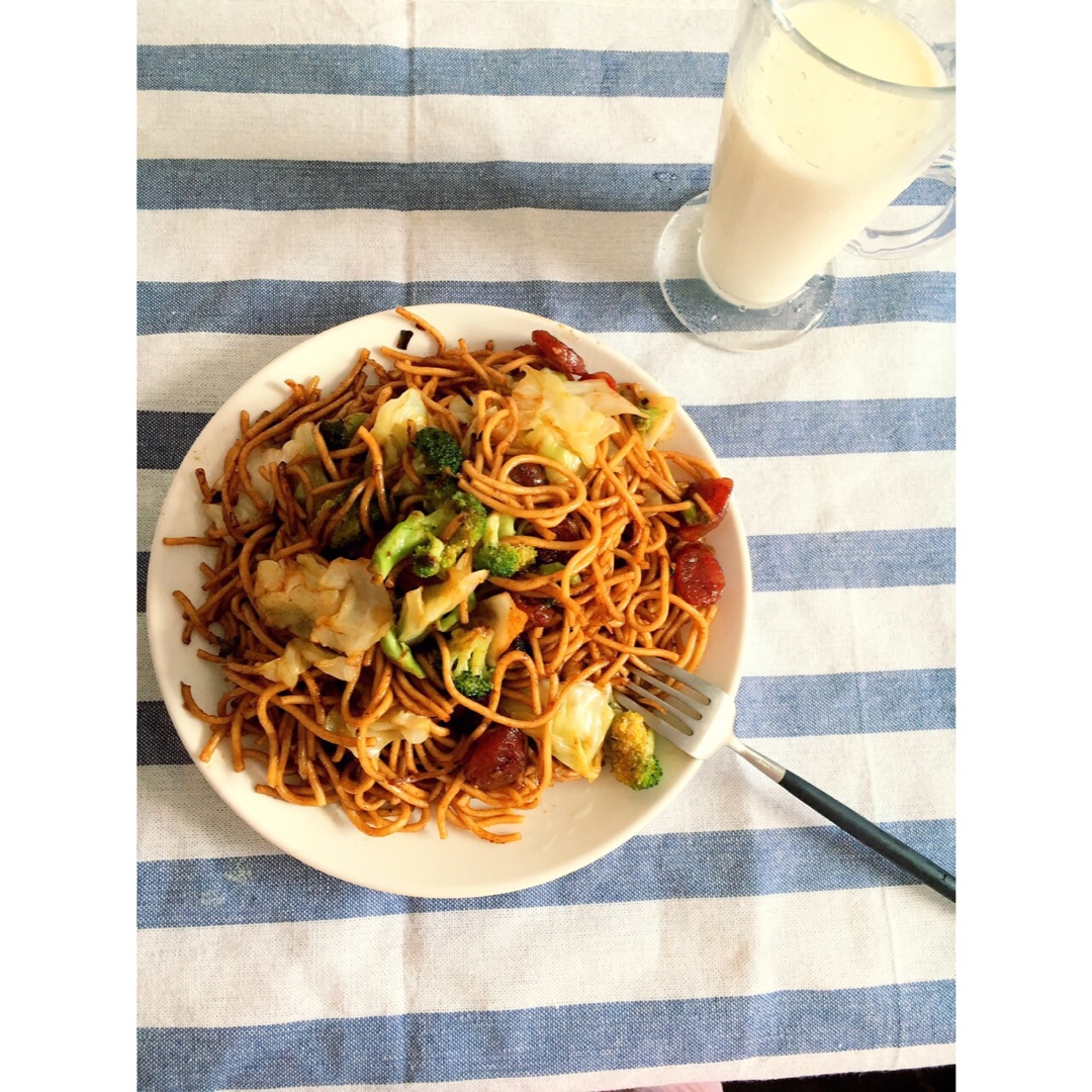 家常炒面：簡單、快捷，美味。