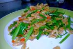 韭菜炒河虾是一道营养丰富、口感鲜美的中式菜肴。它以韭菜和河虾为主要食材，通过独特的烹饪技巧，呈现出红绿相间、香气四溢的美食画卷。下面，我们将详细介绍这道菜的制作流程和烹饪技巧。
