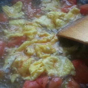 好吃不糊糊的西红柿炒鸡蛋汤面的做法 步骤7