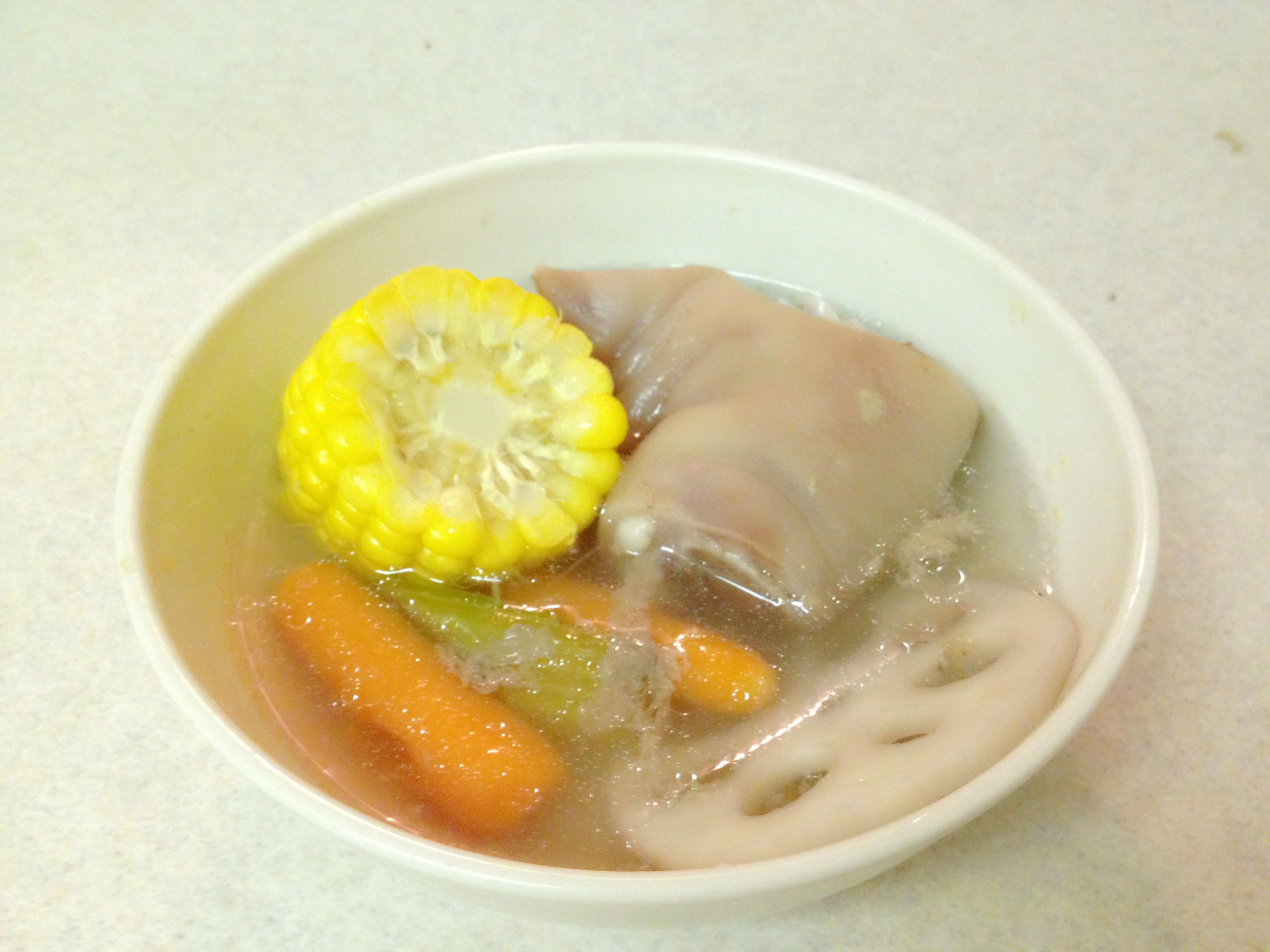 黄豆花生猪脚汤