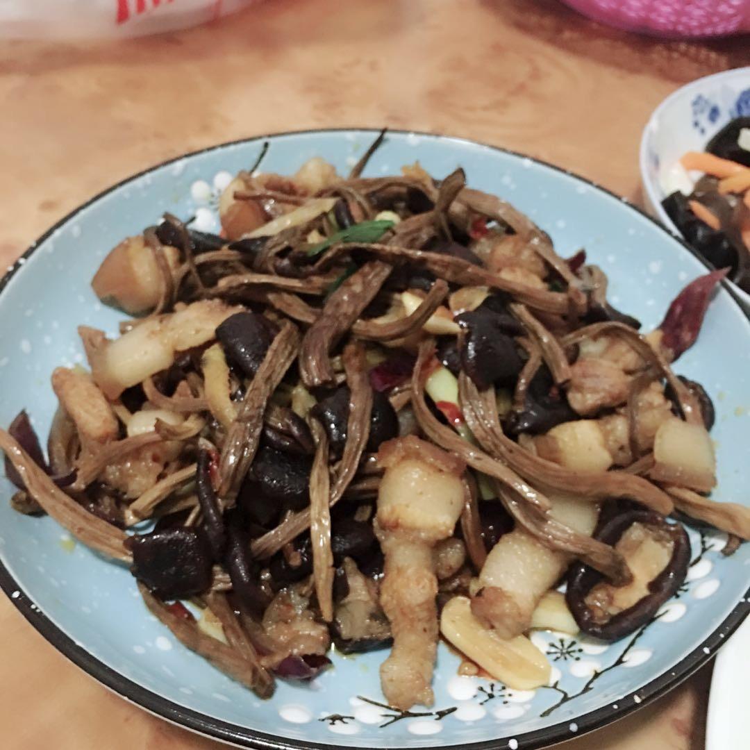 五花肉干锅茶树菇
