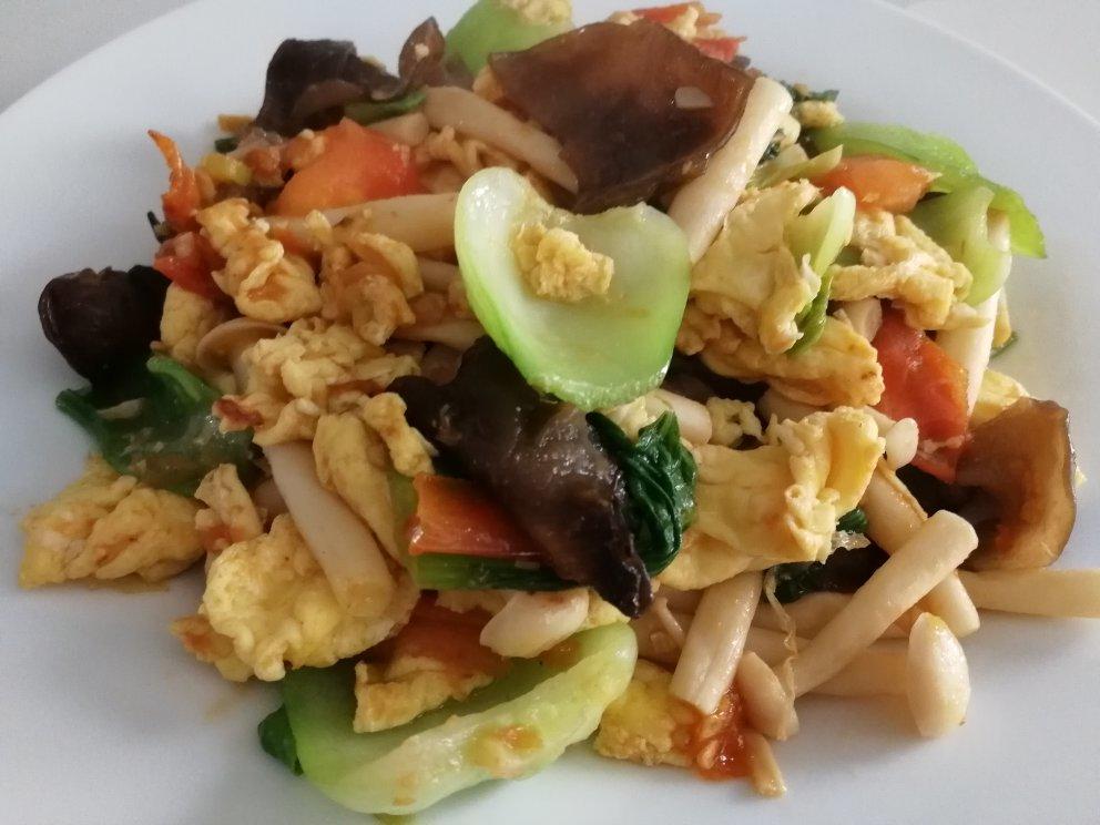 素菜：鸡蛋炒白玉菇木耳