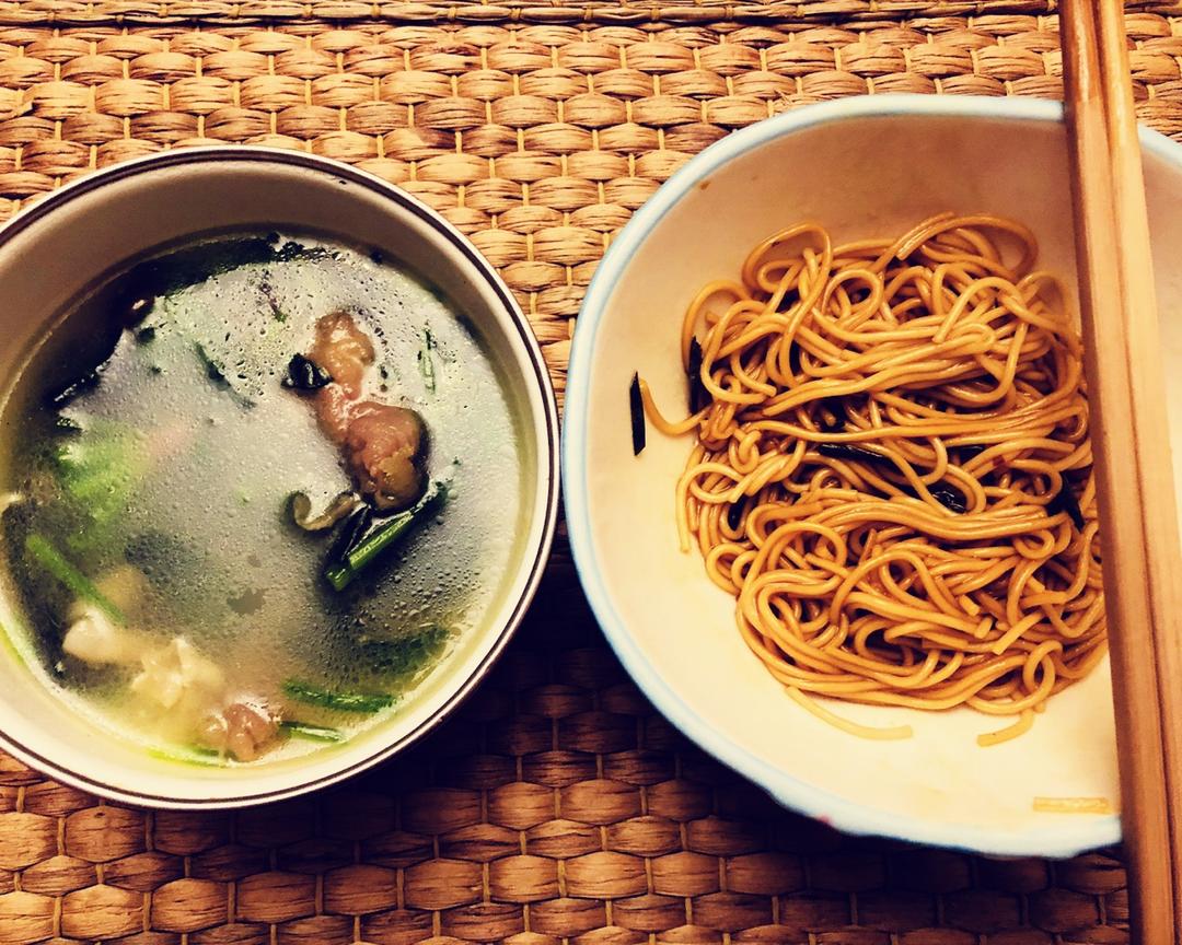 葱油拌面菠菜汤的做法