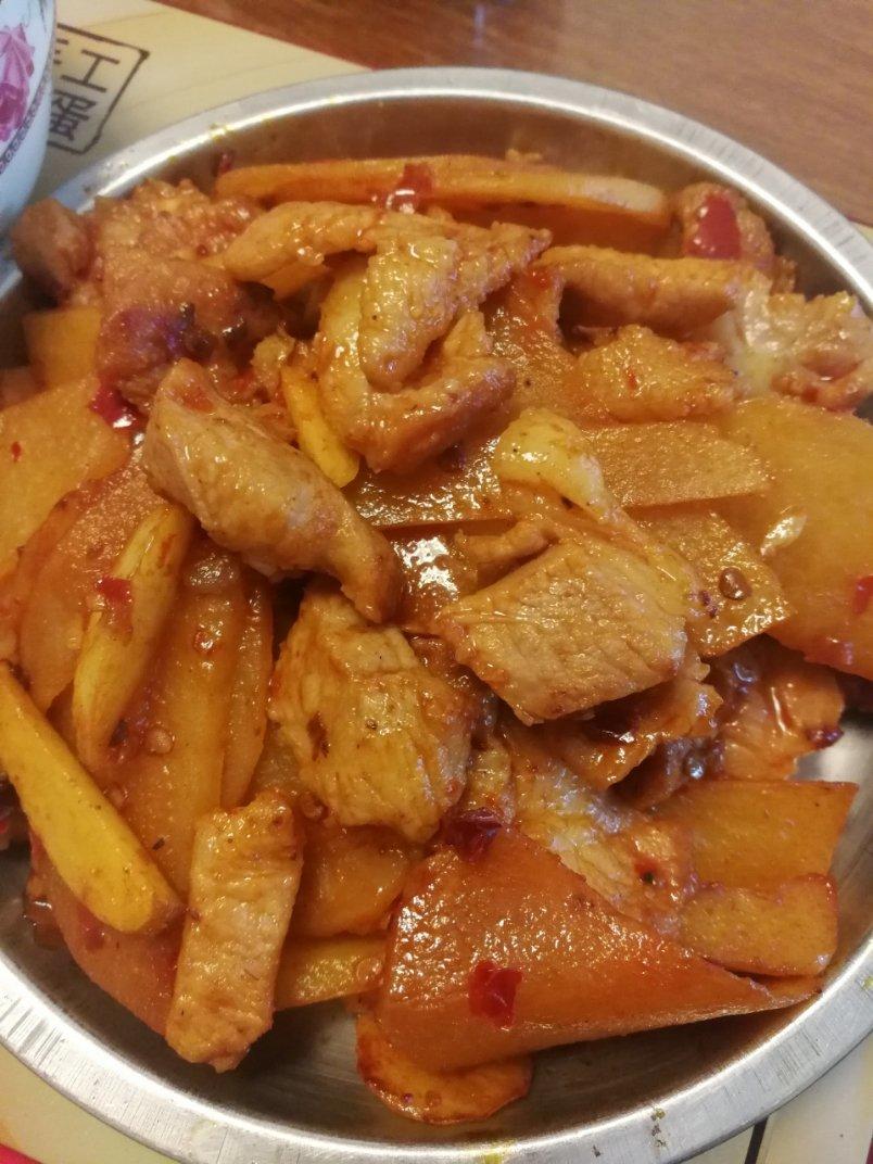 五花肉干煸土豆片