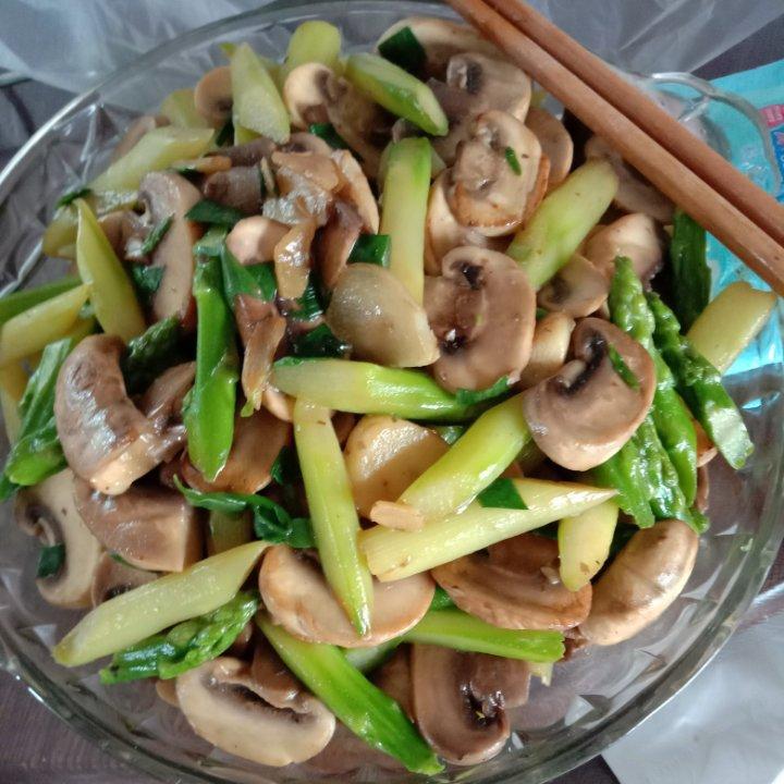 蚝汁蘑菇炒芦笋（少油快手）