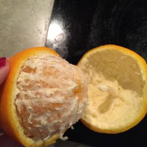妙手剥完整橙子2的做法 步骤3