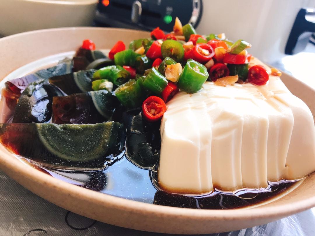 双椒拌皮蛋豆腐
