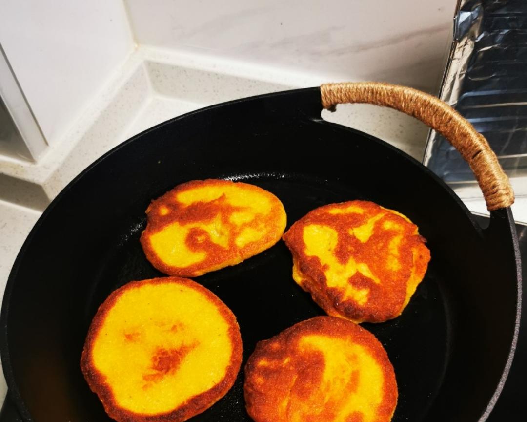 喷香的玉米面贴饼子的做法