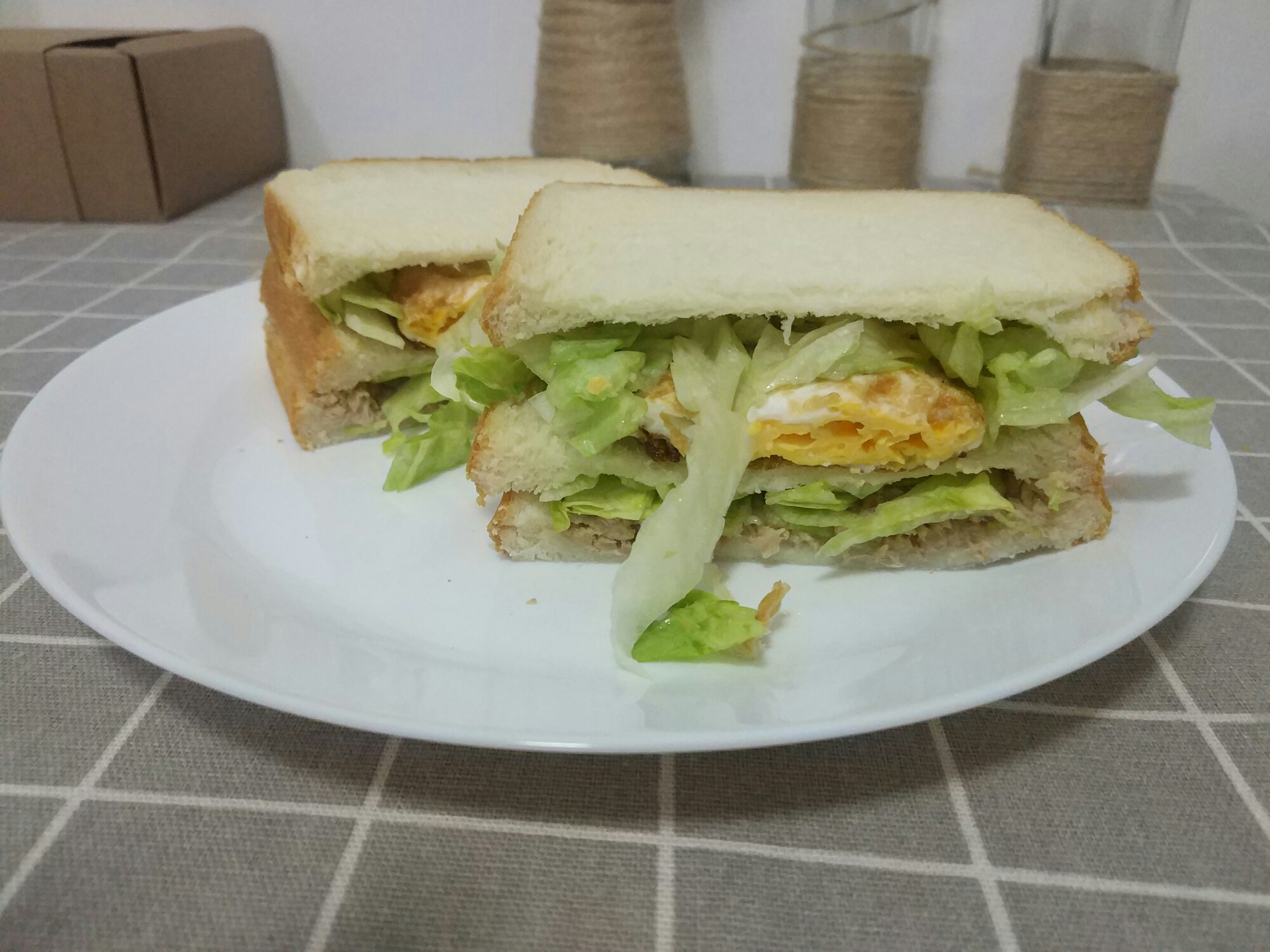 新版鸡蛋金枪鱼三明治「快手早餐」的做法