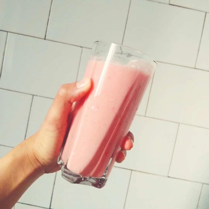 果汁:便携榨汁机之草莓牛奶