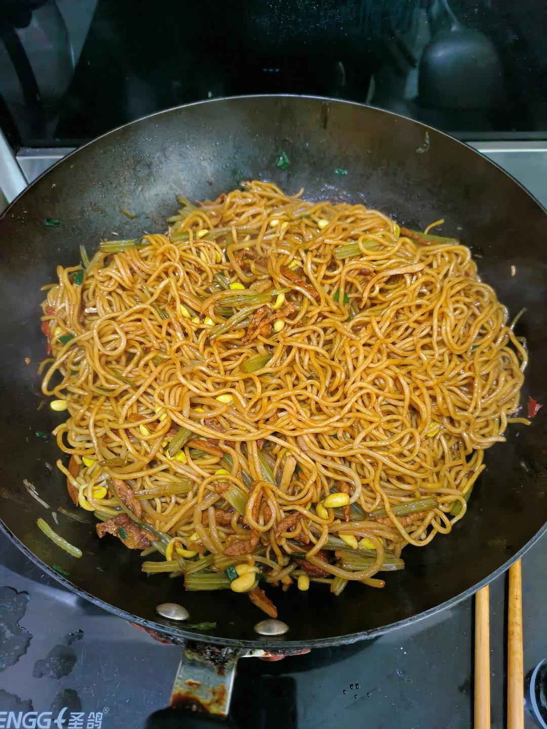 芹菜豆芽焖面