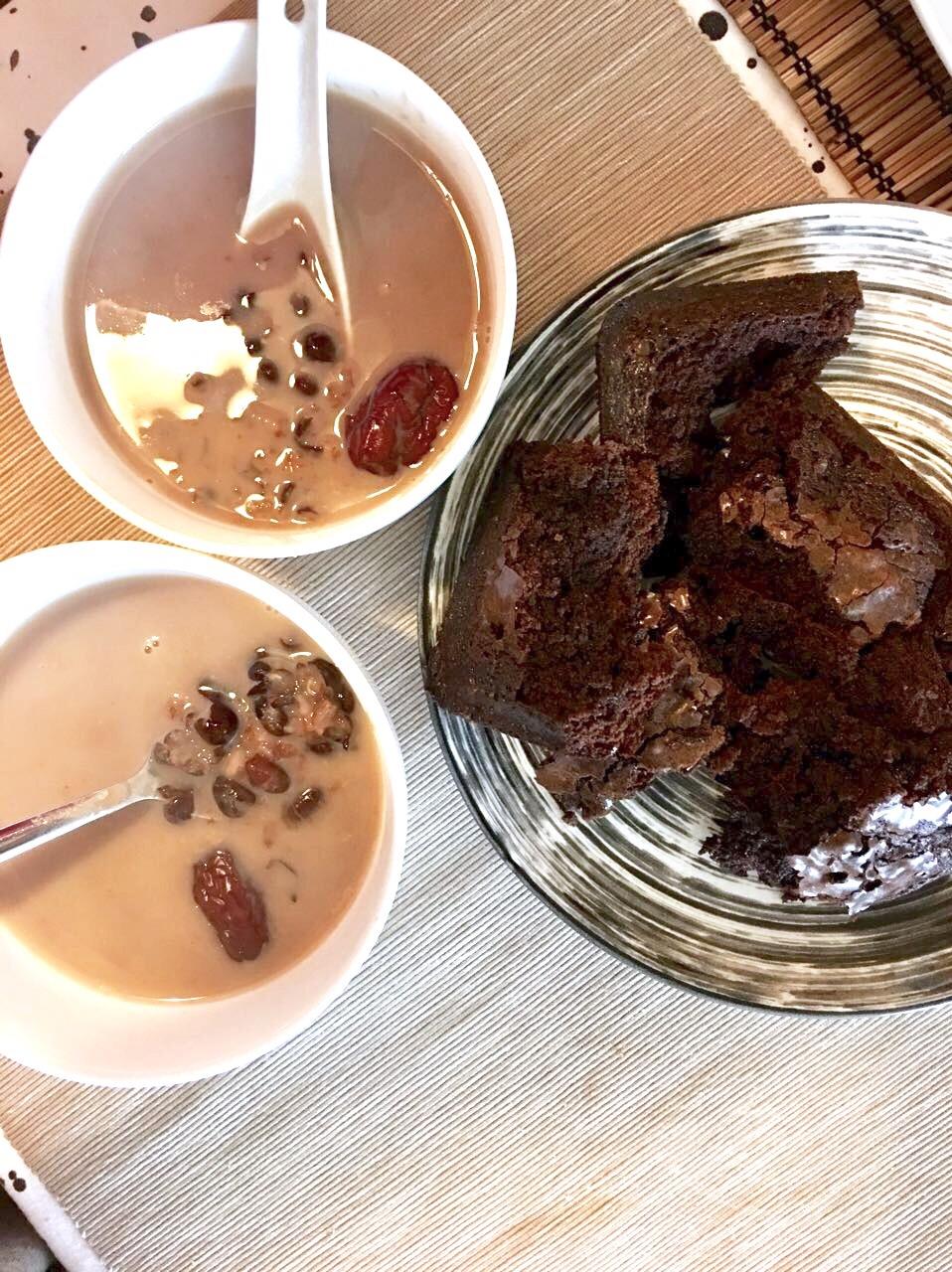红枣红豆薏仁牛奶粥