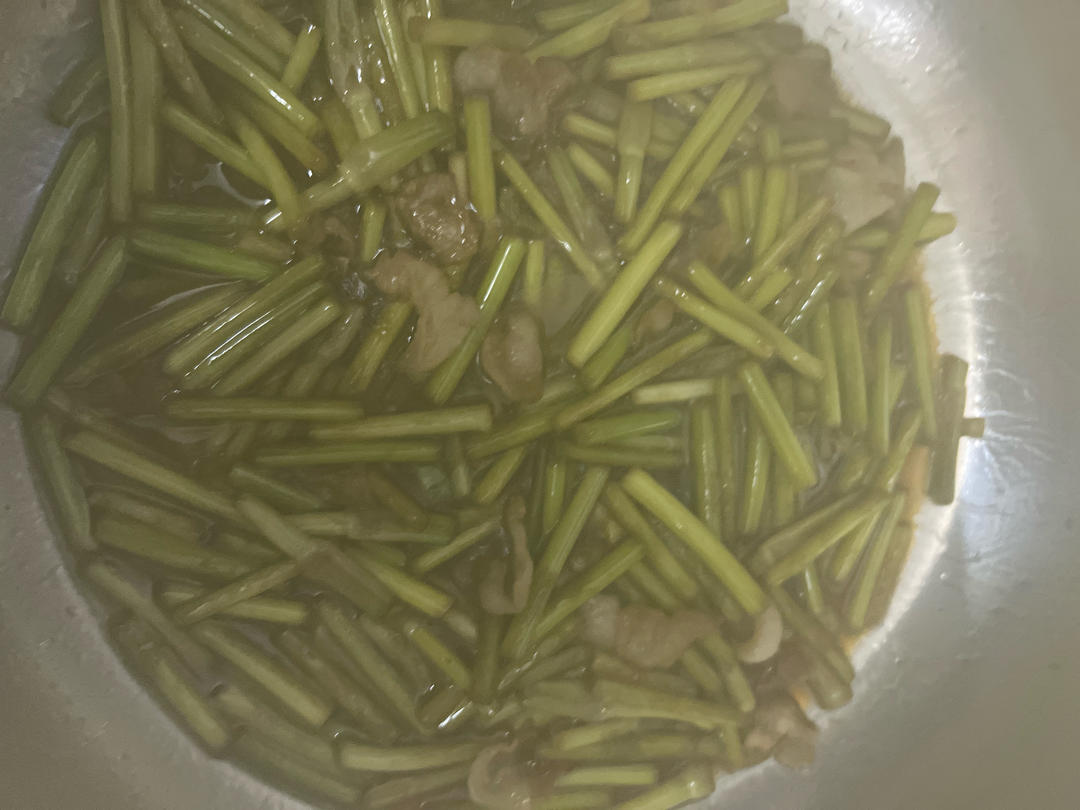 简单易做的下饭菜－蒜苔炒肉
