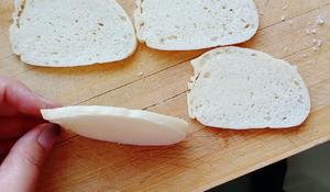自制面包糠，超简单，再也不用花钱买面包糠了的做法 步骤2