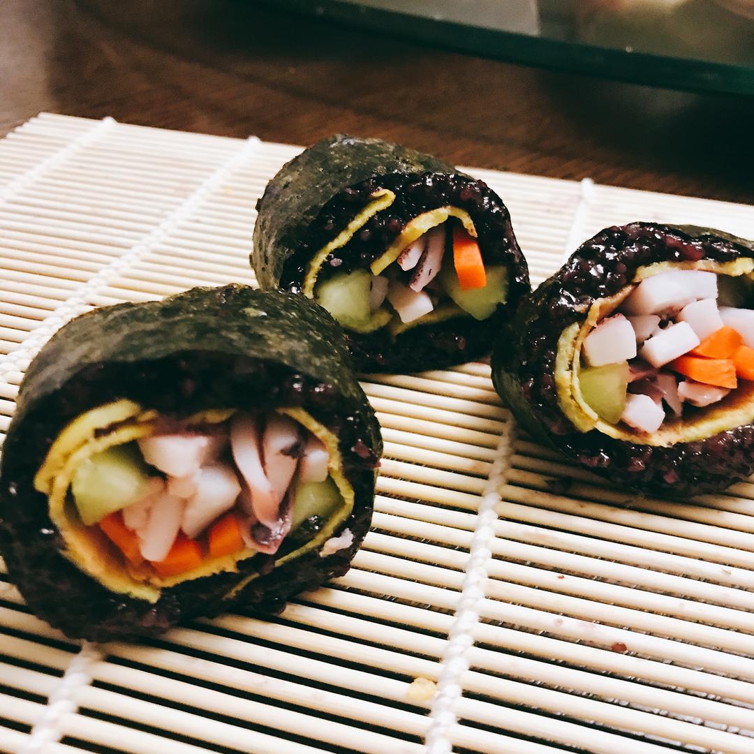 黑糯米墨鱼鲜蔬寿司的做法